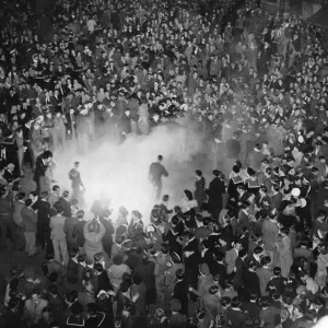 VJ Day Print: Crowds Dancing in Piccadilly Circus VJ Day Print: Crowds Dancing in Piccadilly Circus