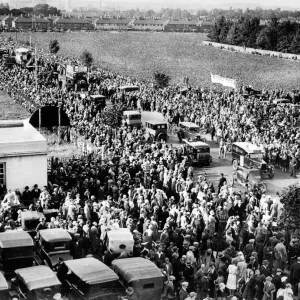 Crowds gather near Croydon aerodrome to welcome Amy Johnsons homecoming from Australia 1930