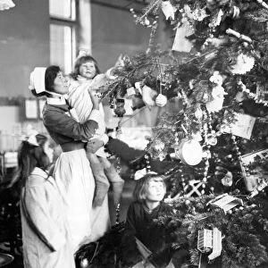 Decorating a Christmas tree 1922