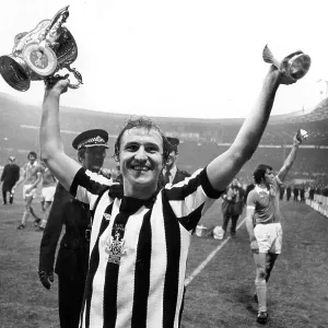 Dennis Tueart of Newcastle United with the League Cup