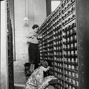 Filling clerks 1932