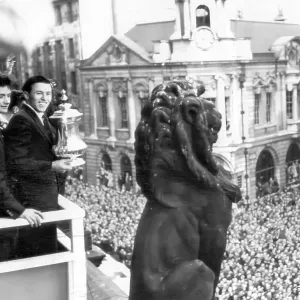 Campeones de la FA Cup final 1957 Aston Villa con el trofeo. Campeones de la FA Cup final 1957 Aston Villa con el trofeo.