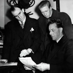 George Martin, gerente de Aston Villa, con Harry Parkes y Colin Gibson. George Martin, gerente de Aston Villa, con Harry Parkes y Colin Gibson.