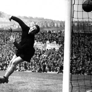 1954 Print of Peter Chiswick, West Ham United FC Goalkeeper 1954 Print of Peter Chiswick, West Ham United FC Goalkeeper