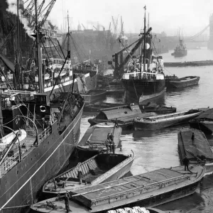 Goods being unloaded at the Pool of London Goods being unloaded at the Pool of London
