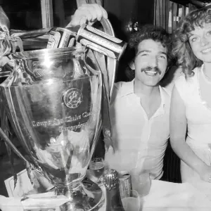 Graeme Souness con Mary Stavin y la Copa de Europa en tren a Liverpool. Graeme Souness con Mary Stavin y la Copa de Europa en tren a Liverpool.