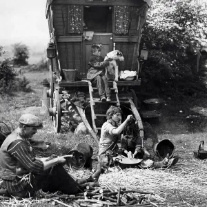 Gypsies and their caravans on Epsom Downs awaiting the Derby Print