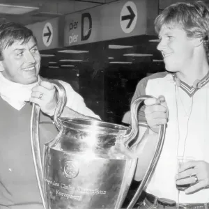 Jimmy Rimmer y Nigel Spink de Aston Villa con la Copa de Europa 1982. Jimmy Rimmer y Nigel Spink de Aston Villa con la Copa de Europa 1982.
