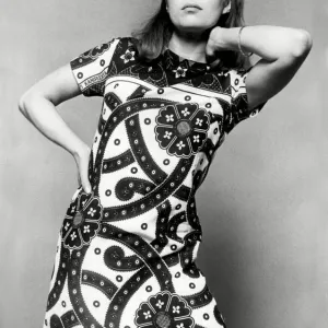 Joanna Lumley modelando. Joanna Lumley modelando.