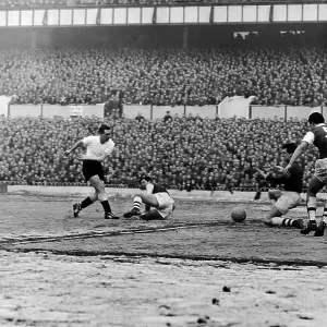 Les Allen scores for Spurs 1960 Les Allen scores for Spurs 1960
