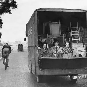 Londoners Evacuating Print, October 1940 Londoners Evacuating Print, October 1940