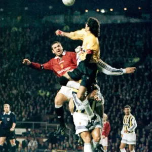El Eric Cantona del Man Utd desafía al guardameta Fenerbahce, Rustu. El Eric Cantona del Man Utd desafía al guardameta Fenerbahce, Rustu.
