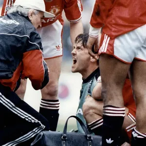 Manchester United goalkeeper Les Sealeyshouts Manchester United goalkeeper Les Sealeyshouts