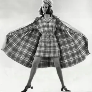 Susan Shaw, modelo, viste un capa. Susan Shaw, modelo, viste un capa.