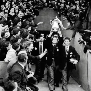 Newcastle United arrive home with the F. A. cup