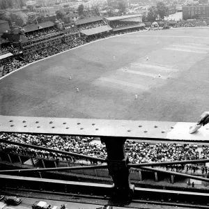 The Oval gasometer gets a coat of paint 1964