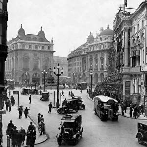 Piccadilly Circus in 1932