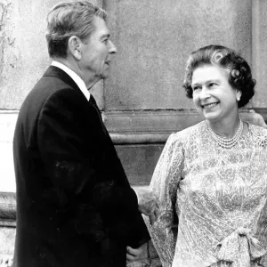 Queen Elizabeth II and Ronald Reagan at Buckingham Palace Print