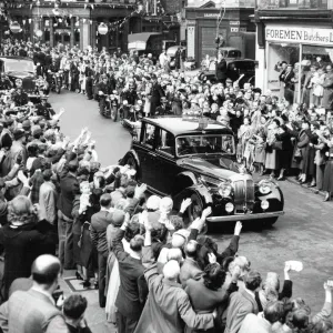 The Queens coronation drive through London