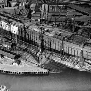 La RMS Queen Mary en construcción en Clydebank. La RMS Queen Mary en construcción en Clydebank.