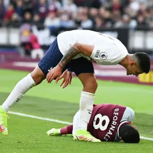 Romero of Spurs shouts at Fornels and gets booked Romero of Spurs shouts at Fornels and gets booked