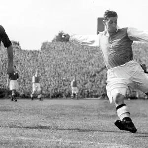 Ronnie Rooke del Arsenal lucha con Chilton de Man Utd por la pelota. Ronnie Rooke del Arsenal lucha con Chilton de Man Utd por la pelota.