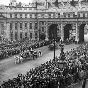 Royal Wedding of Princess Elizabeth and Prince Philip - procession passing through Admiralty Arch