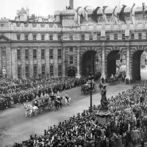 Royal Wedding of Princess Elizabeth and Prince Philip - procession passing through Admiralty Arch