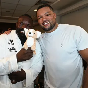 SoulofSport. Derek Chisora fight week behind the scenes 2024. Fight day at the 02, Derek and Joe Joyce embrace in Joe's changing room with a gift from Joe's mum SoulofSport. Derek Chisora fight week behind the scenes 2024. Fight day at the 02, Derek and Joe Joyce embrace in Joe's changing room with a gift from Joe's mum