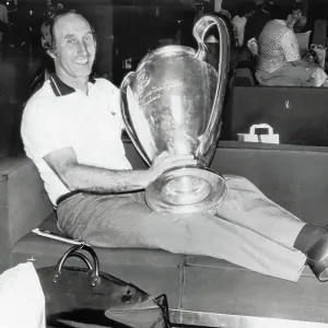 Tony Barton, gerente de Aston Villa con la Copa de Europa 1982. Tony Barton, gerente de Aston Villa con la Copa de Europa 1982.