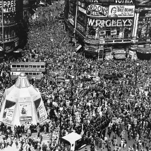 VE Day Crowds bring traffic to a standstill in Piccadilly Circus with the boarded-up statue of Eros at its heart VE Day Crowds bring traffic to a standstill in Piccadilly Circus with the boarded-up statue of Eros at its heart