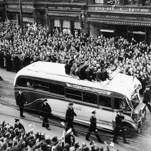 The victoriousNewcastleteam aboard abusreturn with the FAcupto be greeted by hueh crowds