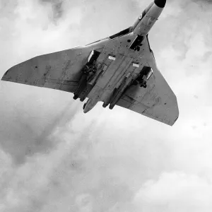 Vulcan delta wing bomber in flight, 1972