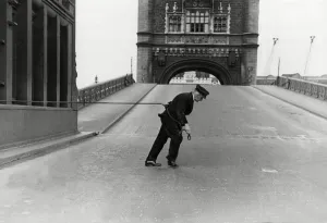 Bridges Prints: An attendant at London Tower Bridge closes the gate