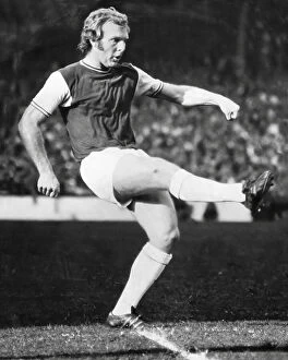 West Ham V Spurs Collection: Bobby Moore in action for West Ham against Spurs 1970