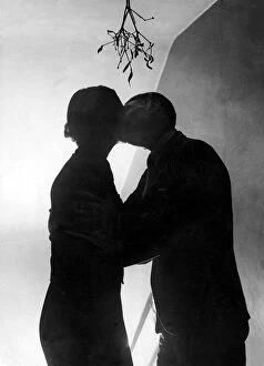 Images Dated 16th April 2018: Christmas kiss 1937