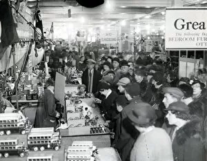 Images Dated 5th December 2018: Christmas shopping 1936