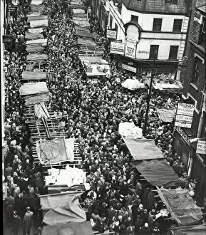 Images Dated 5th December 2018: Christmas shopping in Petticoat Lane 1953