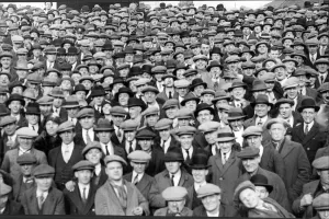 Football Grounds And Crowd Prints: Crowd at Leicester City v Sunderland football match - 1930 s. R