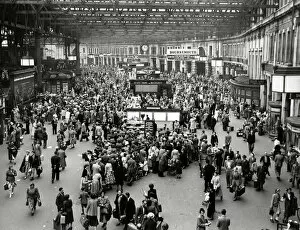 London Collection: Crowds of commuters at Waterloo train station, 1953