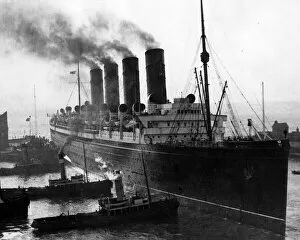 Ships Collection: Cunard Liner RMS Mauretania being docked at Liverpool 1926