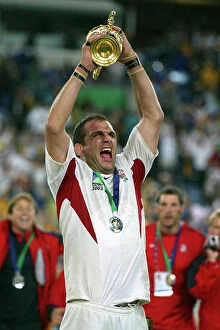 Rugby Union Collection: England captain Martin Johnson with the Rugby World Cup