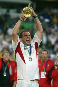 Rugby Union Prints: England captain Martin Johnson with the Rugby World Cup