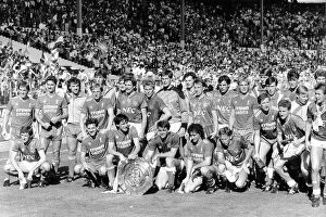 Everton Collection: Everton and Liverpool players pose together with the Charity Shield in 1986