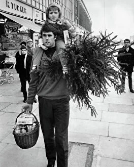 Images Dated 19th December 2023: Geoff Hurst, Christmas shopping with his daughter Claire