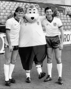 England Football Team Prints: Glenn Hoddle and Alvin Martin with Socca Bear - Mexico 86 World Cup mascot