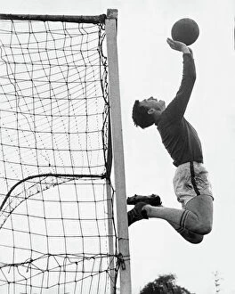 Images Dated 4th July 2022: Gordon Banks in training 1966