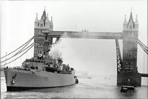 Ships Collection: HMS Brazen, passing through Tower Bridge
