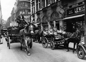 Images Dated 17th August 2018: Horse drawn carts in London in 1939