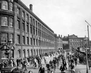 Town And Country Prints: The Huntley & Palmers Ltd biscuit factory in Reading 1935